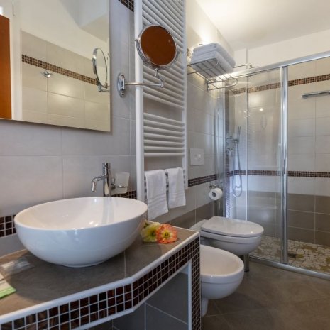 Salle de bain chambre Oro vue du parking Hotel Elios Bellaria Igea Marina Salle de bain chambre Oro vue du parking Hotel Elios Bellaria Igea Marina