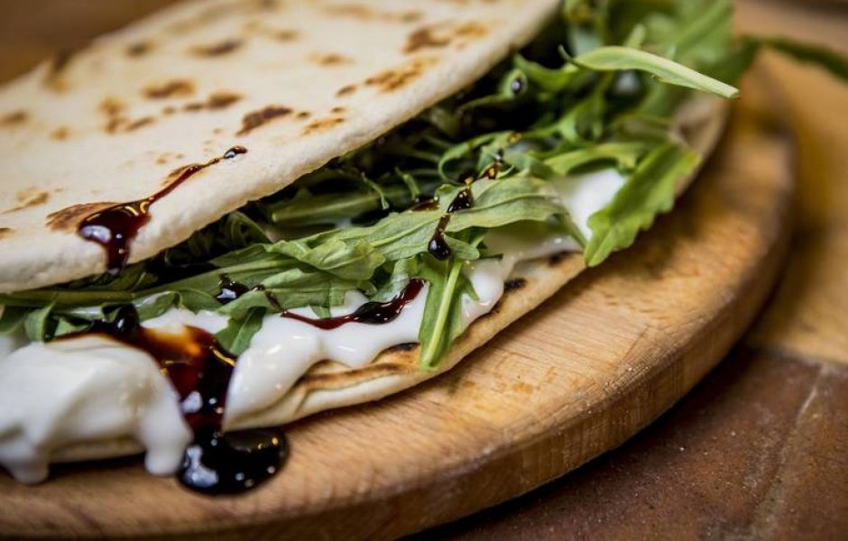 LA PIADINA "LA PIS UN PO' MA TOT" (piace un po' a tutti)