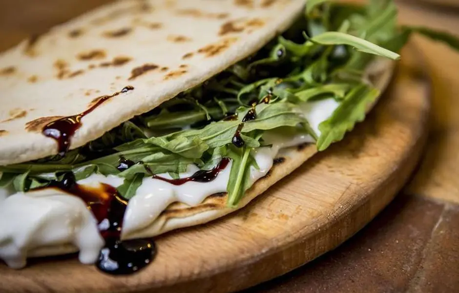 LA PIADINA "LA PIS UN PO' MA TOT" (piace un po' a tutti)