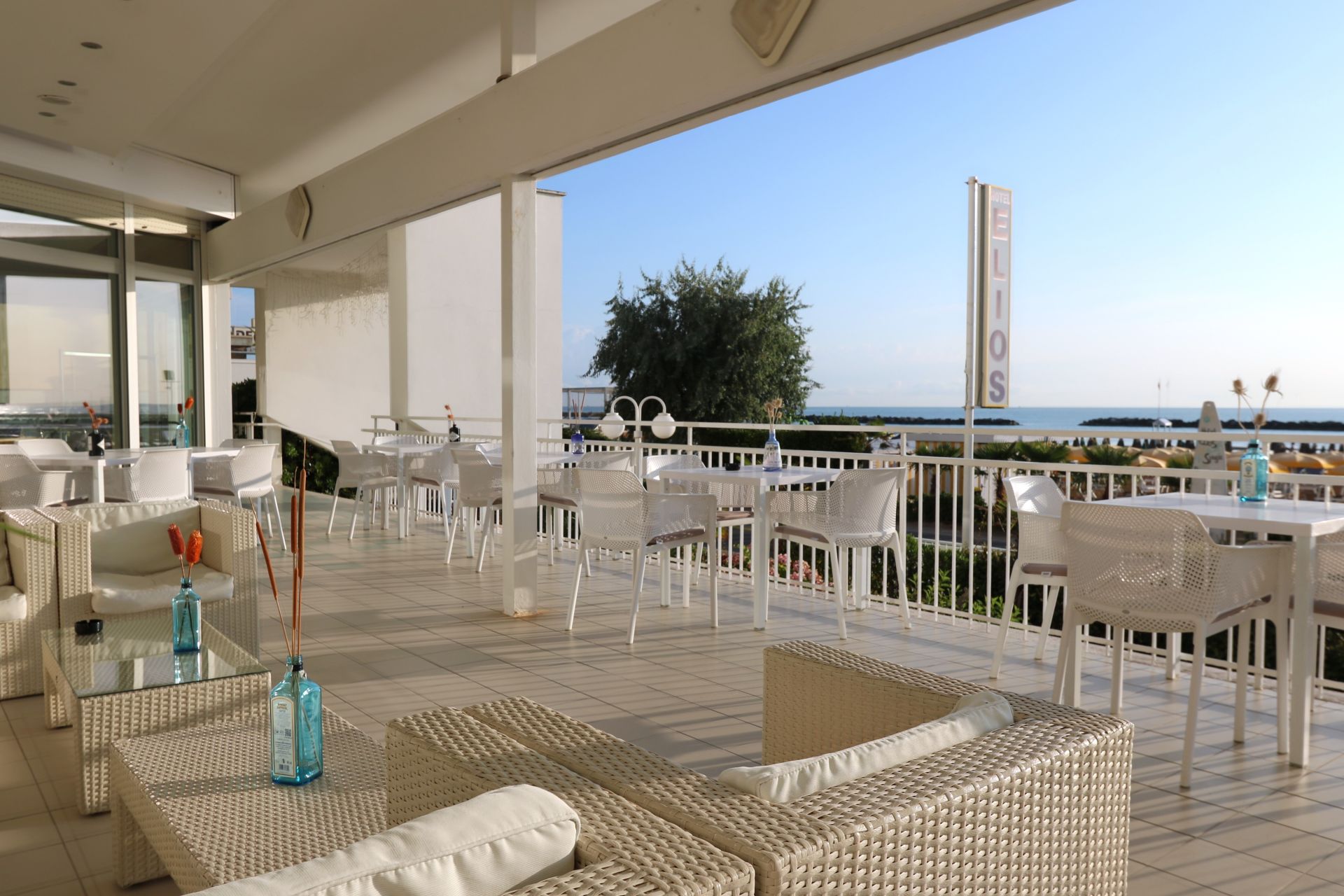 Tavoli Esterni con vista spiaggia | Hotel Elios Tavoli Esterni con vista spiaggia | Hotel Elios