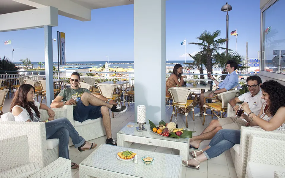 Tavoli Esterni con vista spiaggia | Hotel Elios Tavoli Esterni con vista spiaggia | Hotel Elios